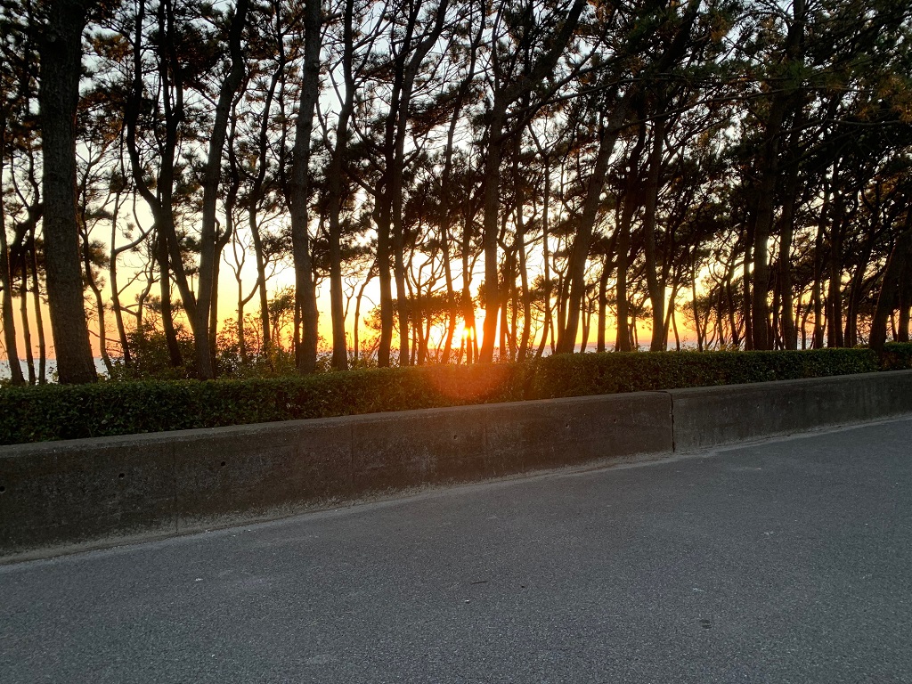 稲毛海岸から見た夕日